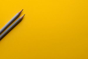 2 Bleistifte auf gelbem Hintergrund